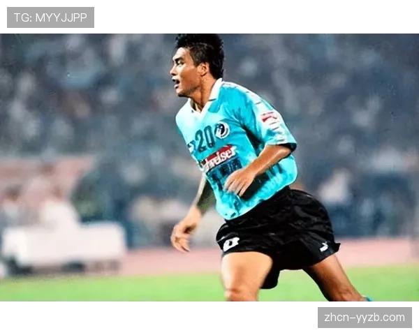 暖心时刻,两队球迷赛前共同为近期逝去的足球名宿默哀